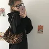 Sacos de noite Sacola com estampa de leopardo 2023 Moda Alta Qualidade Camurça Macia Bolsa Feminina Viagem Barril Ombro Axila