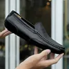 Scarpe eleganti Scarpe casual da uomo in vera pelle Marca 2020 Mocassini da uomo italiani Mocassini Slip on traspiranti Scarpe da guida nere Taglie forti 37-47 L230720