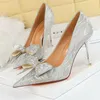Sandaler paljettduk Kvinnor pumpar Champagne Silver Wedding Shoes Rhinestone Bow Luxury Banket Shoes Stilettos High Heels Women Shoes L230720