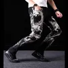 メンズジーンズメンパンツスリムフィットファッションドラゴンプリント男性色の描画塗装デニムエラスティックブラックカーゴ156f