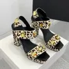 Sandália de plataforma com detalhe de botão no tornozelo Moda Botões quadrados de metal Sandálias grossas de salto alto Sapato de designer de luxo de verão com bico vazado sapatos femininos 12 cm