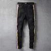 Czarna szczupła marka mody dżinsowe spodnie swobodny taniec bioder cztery sezonowe streetwear żółty fioletowy paski mężczyzn Męskie