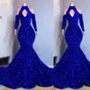 2023 robes de soirée sexy portent des paillettes de cristal de velours bleu royal manches longues sirène robes de bal paillettes élégantes hors épaule Wom251z