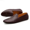 Sapatos sociais estilo britânico odile padrão sapatos masculinos outono sapatos casuais masculinos respirável couro ervilhas mocassins tendência preguiçosos l230720
