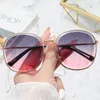 Occhiali da sole Fashion Square Women Brand Designer Vintage Occhiali da sole Donna stile coreano Ladies Shades Occhiali trasparenti