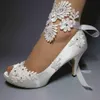 Scarpe da sposa in raso bianco Appliques di pizzo Paillettes Cinturini alla caviglia con perline Peep Toe Scarpe da sposa con tacco alto Nastro Taglie forti Pompe da donna 224Q