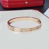 Металлическая любовь браслеты для женщин Thin Classic Bracelet Уникальный дизайн серебряных алмазных дизайнерских дизайнерских браслетов модные модные модные знаменитые ZB059 E23