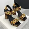 Sandália de plataforma com detalhe de botão no tornozelo Moda Botões quadrados de metal Sandálias grossas de salto alto Sapato de designer de luxo de verão com bico vazado sapatos femininos 12 cm