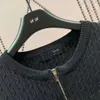 디자이너 클래식 여성의 새로운 트위스트 코드 스웨터 재킷 하이 스트리트 라운드 넥 목 문자 빈티지 재킷 패션 캐주얼 재킷 슬림 니트 재킷 푹신한 슬리브