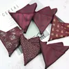 Bow Ties 24 24 cm Tide Wine Red Flower Dot randig mönster Polyester Pocket Square Handdukar för man brudgum bröllopsföretag