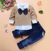 Kläder sätter barnkläderpojkarnas hösttröjor Denim Set Gentlemen's Bow Ties Fake Two Pieces of Children's Clothing T230720