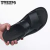 Sandalias WTEMPO Zapatos de playa para hombres de verano Sandalias de cuero de imitación esmerilado Exterior de doble uso Antideslizante Suela blanda Superficie suave Zapatillas para hombres L230720