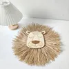 Accessori per la casa delle bambole Stile nordico Fatto a mano Re leone Decorazione da appendere a parete Boho Erba intrecciata Cartone animato Animale Nappa Arte per la scuola materna Baby Room Home 230719