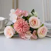 Dekorativa blommor Ett paket med sex huvuden Rose Chrysanthemum Silk Bouquet Artificial For Wedding Arch Christmas Home Decor Pography Props