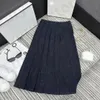 Conjunto de duas peças de vestido jeans bordado de verão sem mangas com seio único feminino e saias longas elegantes