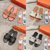 Nyaste designer kvinnor tofflor äkta läder sandaler sommar sandaler platt glider flip flop damer strand sandal party bröllop toffel med låda