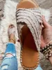 Tofflor sommarkvinnor Criss-Cross Frayed Round Toe Flat Sole Beach Slides Badrum Mjuka sandaler Fashion Ladies Shoes