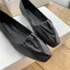 Toteme designer schoenen origineel ondiepe zwarte schoenen zuivere lamskijnweer dames mond puntige geplooide enkele schoenen schapenvacht plat bodem balletschoenen 2JHF