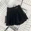 Designer feminino casual preto safari shorts elástico perna larga carta fita versátil cintura plissada calças femininas primavera verão shorts respirável vintage