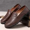 Klänningskor äkta läder män casual skor lyx varumärke designer mens loafers moccasins sommar andas slip på körskor plus storlek l230720