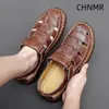 Sandaler Mäns äkta lädersandaler med runda tår lätta och bekväma fashionabla andningsbara icke -slip Summer Main Shoe 230719