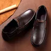 Sapatos sociais 2023 primavera outono sapatos de couro genuíno mocassins masculinos macios casuais novos calçados masculinos respiráveis borracha preto marrom sem cadarço L230720