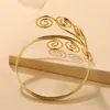 Simple Boho Coil Hep Arm Band Armlets для женщин для женщин, регламентируемые девушки, ювелирные изделия для девочек, подарки, оптовые L230704