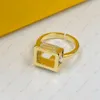 Quadratischer Goldring, mit Wasserkristallen verziertes Metall, schlichte Persönlichkeit, Schmuck, Geschenke