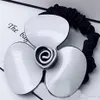 6 5CM noir et blanc Acrylique anneau de cheveux Bandes de caoutchouc Camellia tête corde pour Ladys collection Mode classique Articles Bijoux headdre303l