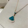 Collier de créateur de mode pour les femmes à la mode et charmant en forme d'éventail collier pendentif en or 18 carats bijoux de luxe en acier au titane de haute qualité