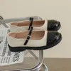 Scarpe eleganti 2023 Word Buckle Color Matching Mary Jane Donna Estate Punta quadrata in bianco e nero Retro Tacco spesso Comodo