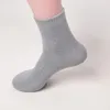 Moda para hombre Calcetín deportivo para hombre Estilista de alta calidad Calcetín corto Mezcla de algodón Adolescentes cómodos Calcetines grises Ropa interior para estudiantes One S244k