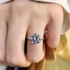 Cluster Rings Luxury 925 Silver Importerad High Carbon Diamond 3-ringhållare Full Design Four Claw Simulated Moissanite G