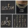 Ny modepersonlig 18K Gold Bling Diamond Cursive A-Z Inledande bokstäver Anpassade namn Pendanthalsband DIY Letter Smycken för CO199K