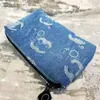 Kız makyaj yıkama çantası için marka kozmetik çantalar klein mavi harf baskı ins ins çantalar fermuar tarzı güzellik makyaj çantası allık ayna fırçası göz farı koyabilir tasarımcılar