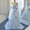 Robes de mariée celtiques vintage blanc et bleu pâle robes de mariée médiévales colorées encolure dégagée corset manches longues cloche applique307q