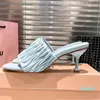 Дизайнер-кожи для скольжения Slip-On Sandal Sundal Summer Outwear Мягкая подошва высокого каблука плиссированные квадратные сандалии для головы обувь женская плоская скользка Slide Slide 35-40