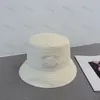 Chapeaux de paille d'été Designer de luxe Bucket Hat Classic Letters Visor Caps Womens large bord chapeaux bowknot Beanie Baseball Cap Beach Sunhat C