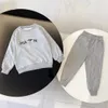 Kläder sätter chan två bitar set huva baby designer tröja långärmad barn hoodies barn designer kläder lyx varumärke småbarn flickor pojke z230725