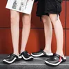 Sandalet Yishen Sandalet Erkekler için Siyah Beyaz Nefes Alabaç Ev Terlik Açık Moda Bahçe Ayakkabıları Çift Su Ayakkabıları Kadınlar Sandalet 230720