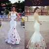 2022 Nytryckt broderade aftonklänningar Vit Satin Halter Top Mermaid Style Open Back Mexikanska kvinnor Prom Dress Custom Formal258J