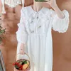 Abiti casual Mori Girl Sweet Doll Collar Manica a lanterna Abito in chiffon ricamato Allentato Summer White Fairy Princess Lace Midi Cottage