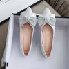 Klänningskor varumärkesdesigner Crystal Big Bow Flats Women Pointy Glitter Knitting Ballerina Shoes Rhinestone Silk Bowtie Wedding Shoes Big Size L230721