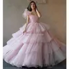 Adoráveis vestidos de quinceanera rosa um ombro bufante vestidos de baile cupcake babados em camadas vestido de festa comprimento até o chão tule doce 269a