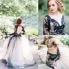 Najnowsze czarno -białe sukienki ślubne 2019 Western Country Style V Neck Backless Illusion długie rękawy Gotycka suknia ślubna249y