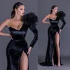 2020 Black Velvet Mermaid Evening Gowns 섹시한 어깨 긴 소매 파티 드레스 사이드 스플릿 공식 파티 착용 Robe de Soiree269N