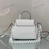 Designer-Umhängetasche aus Schlangenhaar. Die Premium-Lederhandtasche der Marke Gorgon Banshee kann in der Hand oder mit einer austauschbaren Kette und Umhängetaschen getragen werden