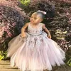 Lovely Lace Beaded Sheer Neck Vestidos de niña de las flores Flores hechas a mano Little Girl Wedding Girl's Pageant Dresses Cheap Communio215V