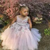 Lovely Lace Beaded Sheer Neck Vestidos de niña de las flores Flores hechas a mano Little Girl Wedding Girl's Pageant Dresses Cheap Communio215V