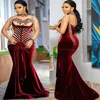 2021 Plus Größe Arabisch ASO EBI Burgund Mermaid Velvet Abschlussball Kleider schiere Nacken Perlen Abend Formale Party zweite Empfangskleider D306I